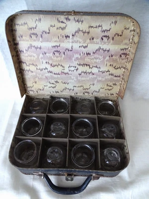 12 anciennes ventouses médicales dans une valise compartiments - Photo 1/3