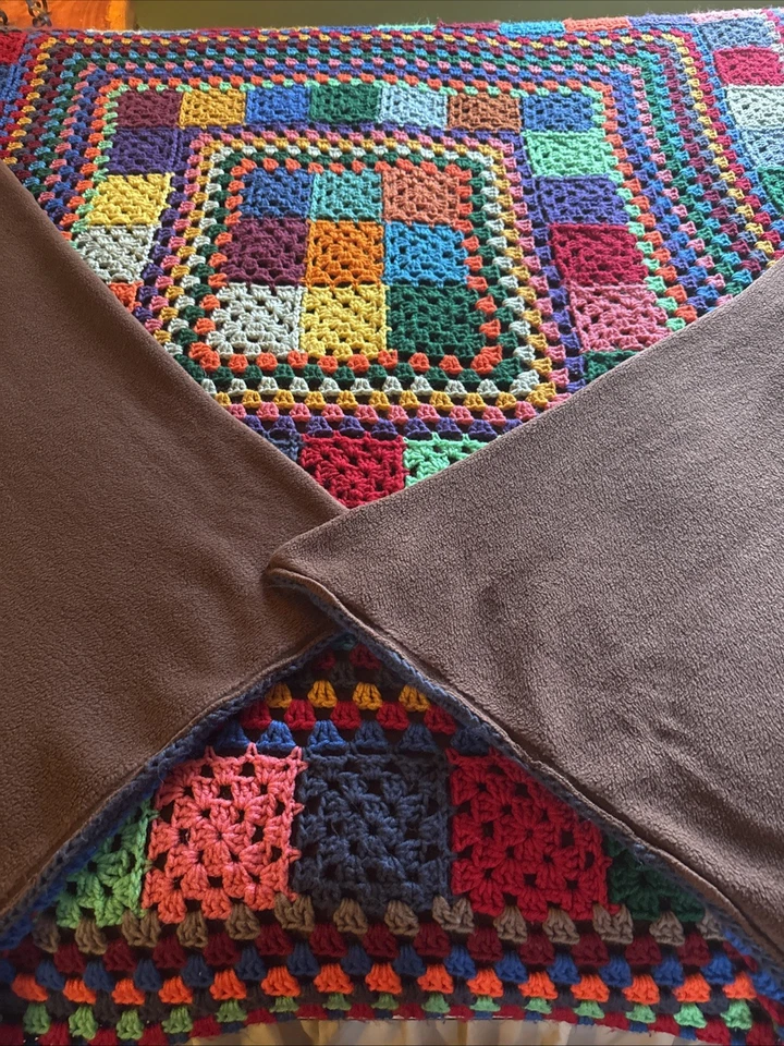 Manta de ganchillo hecha a mano Granny forrada con vellón suave 67”x67” cuadrada Foto 1 de 4