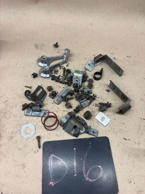 1966 1967 66 67 GALAXIE GALAXY 500 FASTBACK 2 PUERTAS TRASERO 1/4 VENTANA HERRAJES LOTE Foto 1 de 4