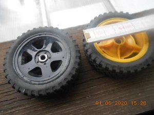 2 St. Reifen Tamiya Adurchm. 80mm Br. 20mm auf Felgen 1xschwarz 1xgelb - Bild 1 von 7