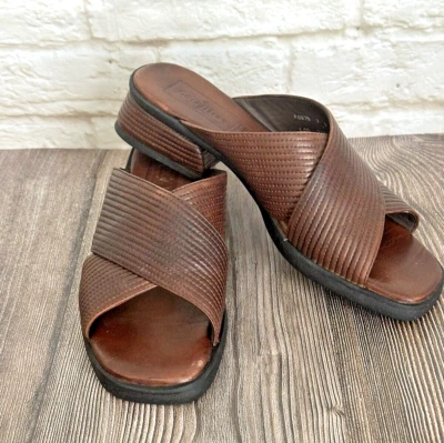 Sandálias femininas Cole Haan marrom couro cruzado 7B - Imagem 1 de 4