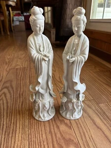 PAR DE ESTATUAS CHINAS DE PORCELANA ESMALTADA BLANCA 14" DE ALTO A UNA LE FALTA UNA FLOR - Imagen 1 de 6