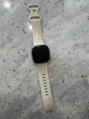 Reloj inteligente Fitbit Sense - FB512GLWT (blanco lunar/oro suave acero inoxidable) Foto 1 de 4