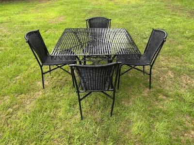 Hermoso juego de mesa y 4 sillas de patio de hierro forjado  Foto 1 de 4