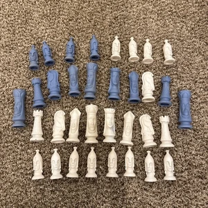 Piezas de ajedrez molde Duncan de cerámica azul y blanco con acabado esmaltado - Imagen 1 de 12