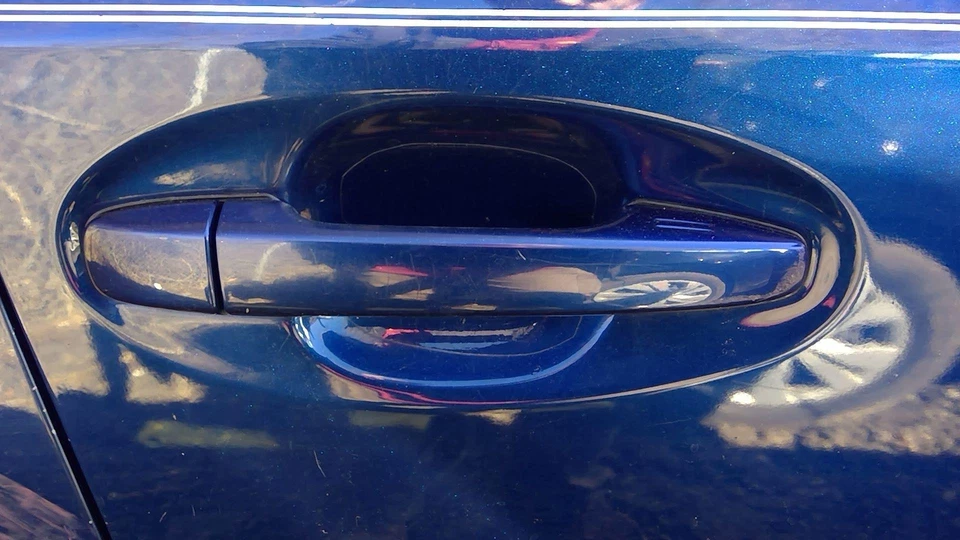 Conjunto de manija de puerta delantera derecha lado pasajero Toyota Prius V 12-18 azul 8T5 OEM Foto 1 de 1