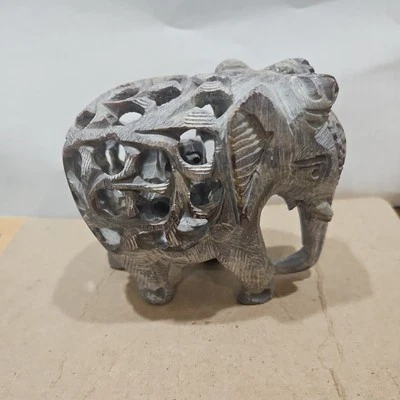 Винтажный серый вырезанный вручную слон из мыльного камня с ребенком внутри - Изображение 1 из 4