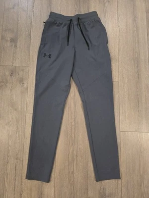 Pantalones cónicos imparables Under Armour 31" para hombre talla pequeña Foto 1 de 4