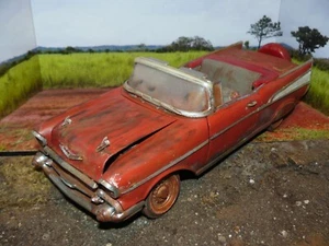 ( DS 23 ) 1/18 Scheunenfund 1957 Chevy Cabrio mit 1 Rad abgebrochen - Bild 1 von 5