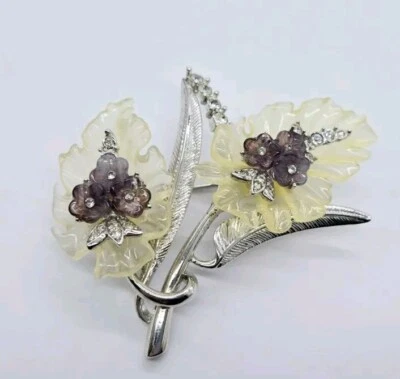 Broche Flor NOLAN MILLER Acrílico Púrpura Off White Cristal Acento Art Deco Foto 1 de 4
