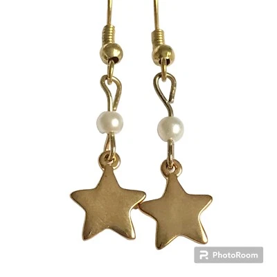 Pearl Star Earrings Gold Plated Dainty Dangle White Glass Beads Stars Celestial Foto 1 de 4