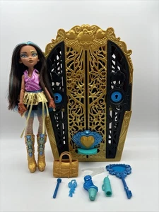 Monster High Skulltimate Secrets Fearidescent Cleo de Nile Puppe + Zubehör - Bild 1 von 16