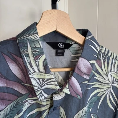 Volcom Warbler Men’s Slim Fit XXL Blue Floral Short Sleeve Button Up Shirt NWT - Image 1 of 4