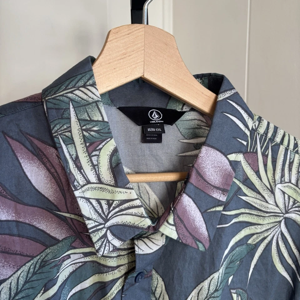 Volcom Warbler Men’s Slim Fit XXL Blue Floral Short Sleeve Button Up Shirt NWT - Image 1 of 4