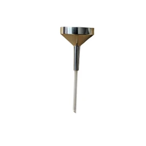 Pequeño embudo de metal plateado con extensión de tubo de plástico atomizador y botellas pequeñas - Imagen 1 de 4