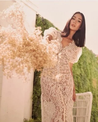 Vestido midi autorretrato camelia con cordón de encaje cuello en V en marfil Foto 1 de 4