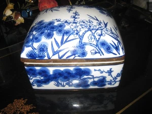 Williams Sonoma Asian Chinoiserie Blue & White Stoneware Covered Trinket Box 7" - Picture 1 of 9