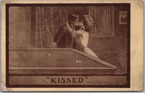 Vintage 1909 Romantische Gruß Postkarte "KISSED" Paar / Billardtisch * geknickt - Bild 1 von 2