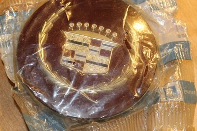 Tapa central GM - NUEVO - '89-'93 Cadillac - P/N 1649071 - Embalaje original GM Foto 1 de 4