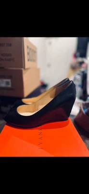Nuevos tacones de cuña de cuero negro Ivanka Trump  Foto 1 de 2