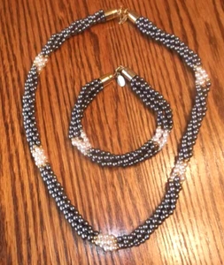 Park Lane Halskette und Armband 4 gedrehte Strang grau weiß gold Perlenform Se - Bild 1 von 4