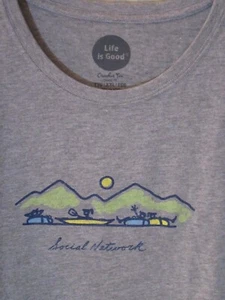  NEU MIT ETIKETT LIFE IS GOOD WMN BAUMWOLLE CRUSHER T-SHIRT - JACKIE & FRIENDS "SOZIALES NETZWERK" (XL) - Bild 1 von 3