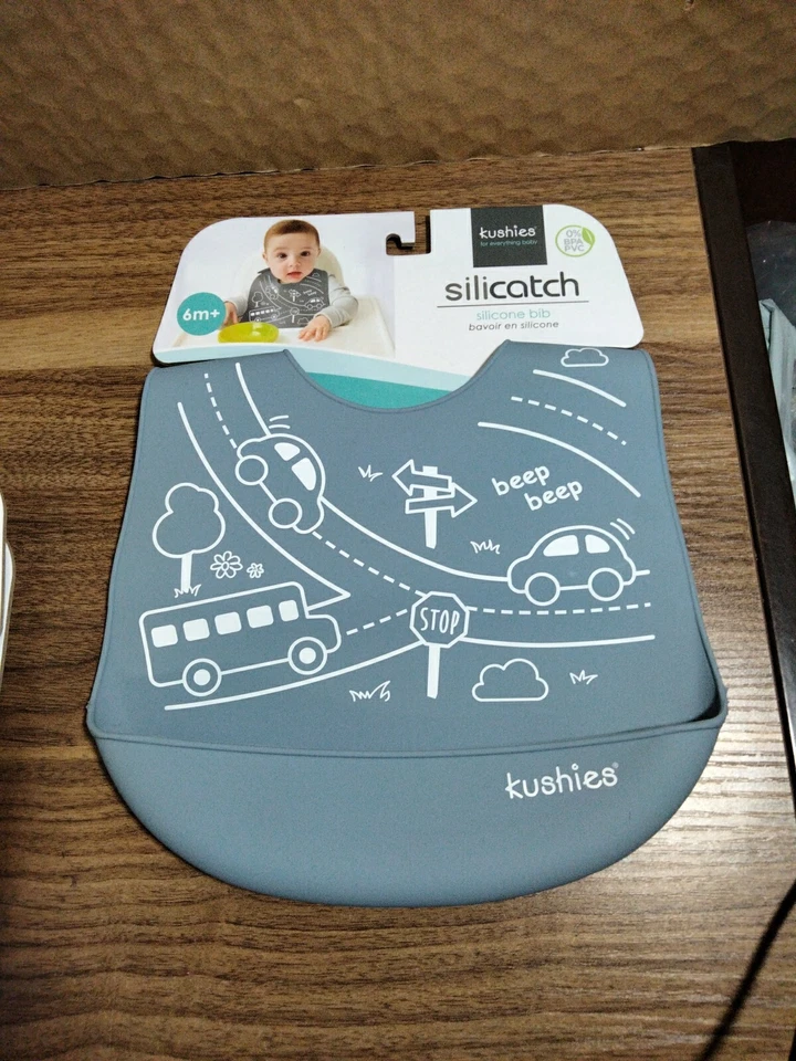 Babero de silicona Kushies 6+ meses gris automóvil Foto 1 de 4