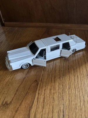 Vintage Majorette 3045 White Lincoln Super Stretch Limousine 1:32 Scale Die Cast - Image 1 of 4
