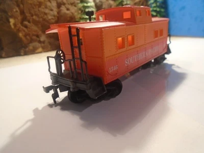 LIFE-LIKE HO 1947 VINTAGE SOUTHERN PACIFIC CABOOSE  6257, EXCELLENT, 5-176-5 - Image 1 of 4