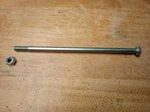 Honda C50 C70 C90 Cub Forcellone Bullone e Dado di Bloccaggio Mandrino Albero Perno 10x240mm - Foto 1 di 3