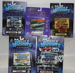 NUOVO 4 Muscle Machines 1 Johnny Lightning 69 Chevelle Camaro 70 Cuda 56 Ford Pick - Foto 1 di 6