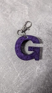 Schlüsselanhänger Buchstabe G Lila Epoxyd Resin Handmade Keychain - Bild 1 von 1