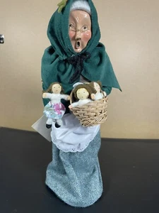 BYERS CHOICE CAROLER 1995 CRIES OF LONDON ÄLTERE FRAU PUPPENVERKÄUFER - Bild 1 von 11