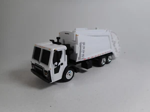 First Gear 1:87 Mack LR Müllwagen mit McNeilus Hecklader Aufbau weiß - Picture 1 of 8