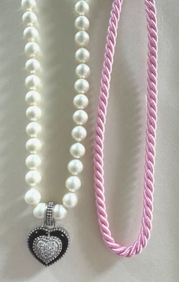 JUDITH RIPKA - COLGANTE CORAZÓN ESMALTE SS Y CIRCONITA y COLLARES CORDÓN PERLA SINTÉTICA Y ROSA Foto 1 de 4