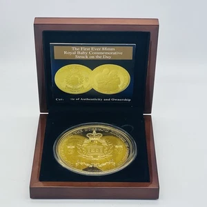 Moneda conmemorativa Royal Baby Prince George 2013 88 mm chapada en oro y un cristal - Imagen 1 de 5