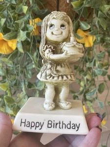 Figurina vintage Buon Compleanno Bambina con Torta di R&B Berries 1975 Resina - Foto 1 di 9