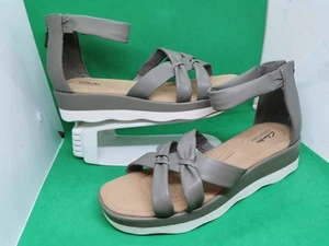 Sandali Clarks donna 12 larghi Clara Rae cinturino alla caviglia zeppa verde oliva/grigio NUOVI - Foto 1 di 23