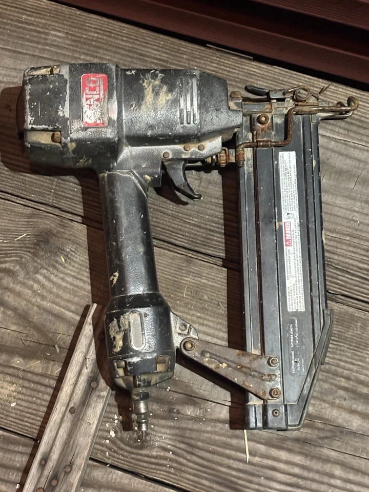 Clavadora de marcos con cabezal recortado Senco FramePro 601 de 2" a 3 1/2" ENVÍO GRATUITO Foto 1 de 4