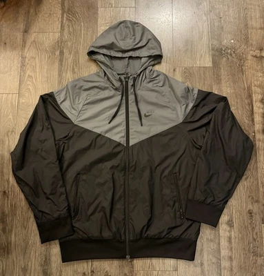 Jaqueta Nike Sportswear Windrunner Windbreaker Heritage preta e cinza masculina grande - Imagem 1 de 4