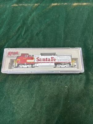 ATLAS 48814 DASH 8-40BW SANTA FE # 563 N SCALE - Image 1 of 2