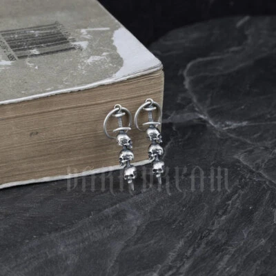 Pendientes de aro de plata de ley 925 perforados con espada triple calavera gótica colgante punk Foto 1 de 4