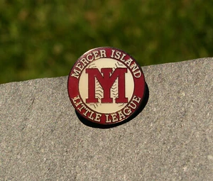 Pinback de solapa de metal y esmalte Mercer Island Little League MI 1 1/4" - Imagen 1 de 4