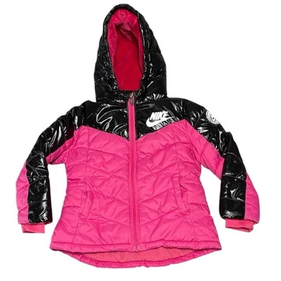Jaqueta Nike acolchoada Chevron rosa preta com capuz tamanho 2-3T menina criança - Imagem 1 de 4