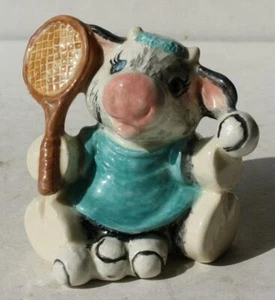 Statuina mucca racchetta tennis palline tennis seduta ceramica porcellana dipinta a mano - - Foto 1 di 1