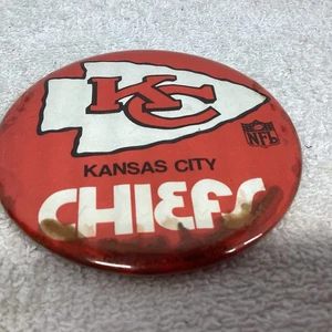 VINTAGE 1980's KANSAS CITY CHIEFS ☆ARROWHEAD LOGO☆  3.5“ NFL PIN Back BUTTON - Picture 1 of 3