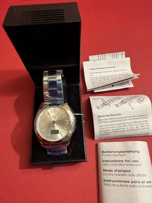 MN Funkuhr Armbanduhr Edelstahlarmband Silberfarben wie neu in OVP - Bild 1 von 4