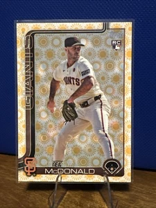 Trevor McDonald 2025 Topps Series 2 Rookie Holiday Sun Parallel Giants RC #357 - Bild 1 von 2