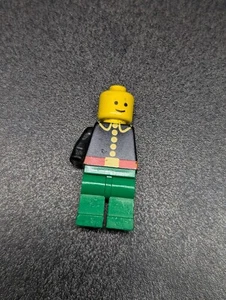 Lego Vintage Classic City Town Fire Fighter Fireman Minifigure w/ Green Pants - Picture 1 of 2