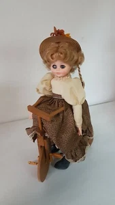 Bambola vintage anni 70 con vestito e triciclo in legno 40 cm - Foto 1 di 3